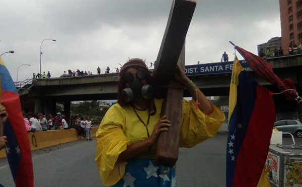 Venezolana carga una cruz para “representar las penurias del país” | Foto: @UnidadVenezuela