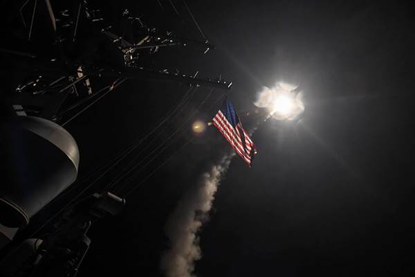 Bombardeo de Estados Unidos a base aérea siria | Foto: U.S. Navy