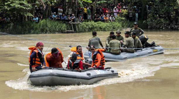 Naufragio de barco en río de Indonesia deja nueve fallecidos | Foto: EFE