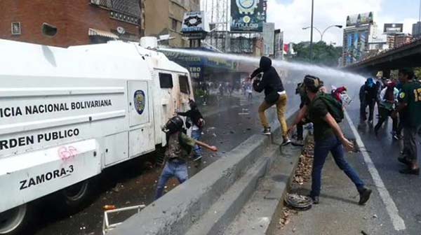 En Caracas, la policía ha utilizado gases lacrimógenos y cañones de agua para reprimir algunas manifestaciones. | Captura de video
