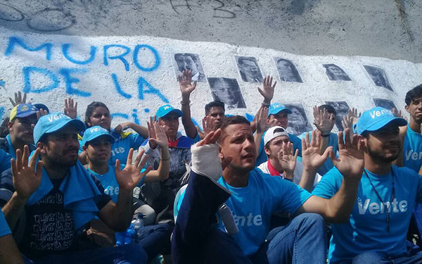 Jóvenes crearon "Muro de la vergüenza" en la autopista Francisco Fajardo | Foto: @MariaCorinaYA