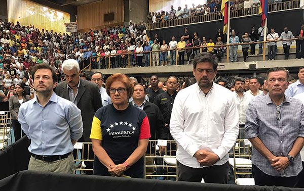 Los parlamentarios y demás personas que asistieron a la sesión especial de la AN hicieron un minuto de silencio en honor a Pernalete | Foto: @AsambleaVE