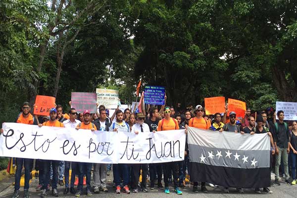 Manifestantes y diputados rinden homenaje a víctimas de la represión en Altamira | @AsambleaVE