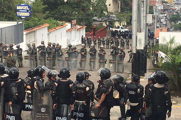 Alrededores de la sede del CNE en Táchira se encuentra fuertemente custodiada | Foto: @dcusnir82