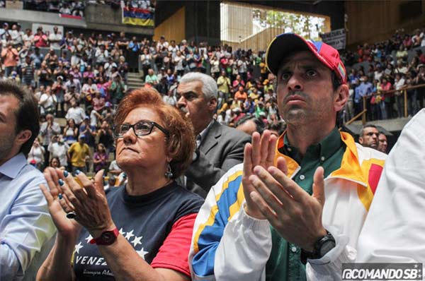 Henrique Capriles recibió medalla de Juan Pablo Pernalete |Foto: Comando Simón Bolívar