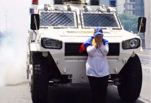 Manifestante se paró ante una tanqueta de la GNB para impedir protesta |Foto cortesía