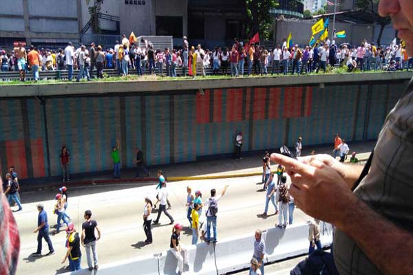 Manifestantes de la oposición venezolana se dirigen a la Avenida Libertador |Foto: Efecto Cocuyo