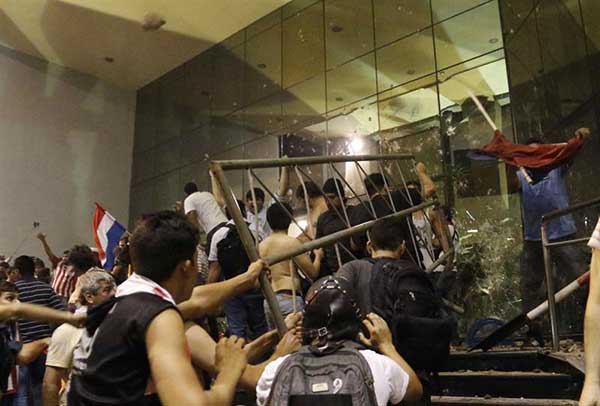 Manifestantes atacaron e incendiaron Congreso de Paraguay tras aprobarse reelección presidencial | Foto: EFE