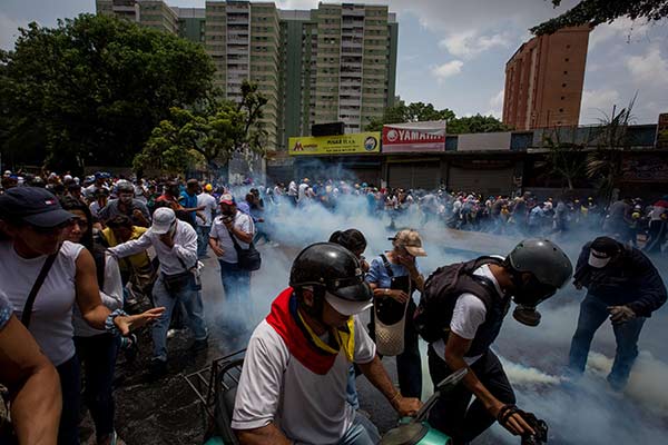 Suman 21 las víctimas mortales durante protestas en Venezuela