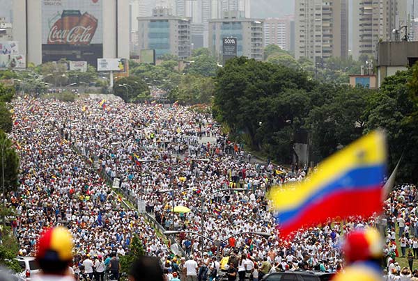 Oposición venezolana seguirá en las calles hasta lograr el cambio |Foto: Reuters/ protesta 19A