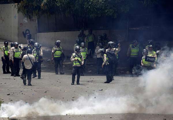 Represión por parte de efectivos de la PNB |Foto: Reuters