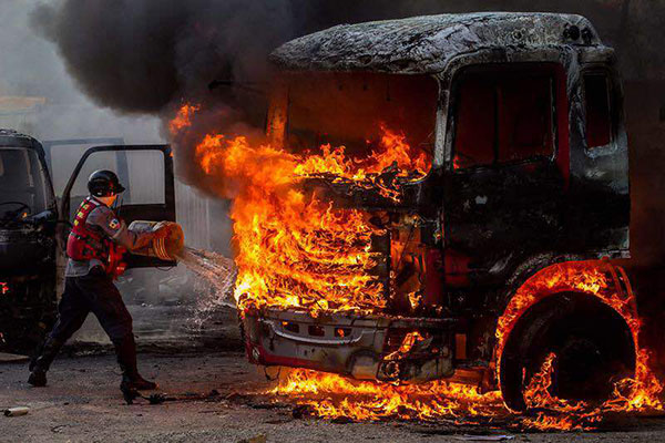 Grupos violentos ajenos a manifestación de este lunes causaron destrozos en sede de tránsito de Chacao | Foto: EFE