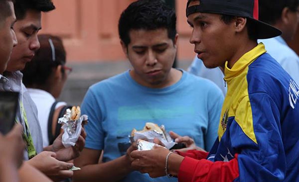 Venezolanos en Perú venden tizanas y arepas | Foto: EFE