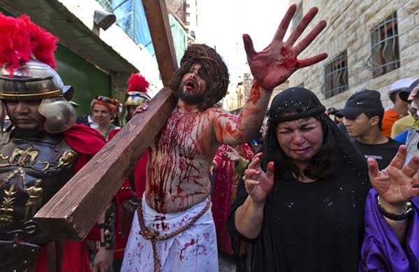En Rumania repiten el camino que siguió Jesús antes y durante su crucifixión | Foto: Agencias