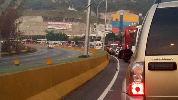 Acceso a Caracas (Cola desde la primera bomba, el Cercado) | Foto: Twitter