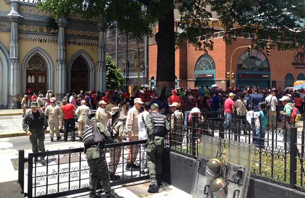 Dennis Fernández denuncia que oficialistas mantienen tomadas entradas a la AN | Foto: @AsambleaVE