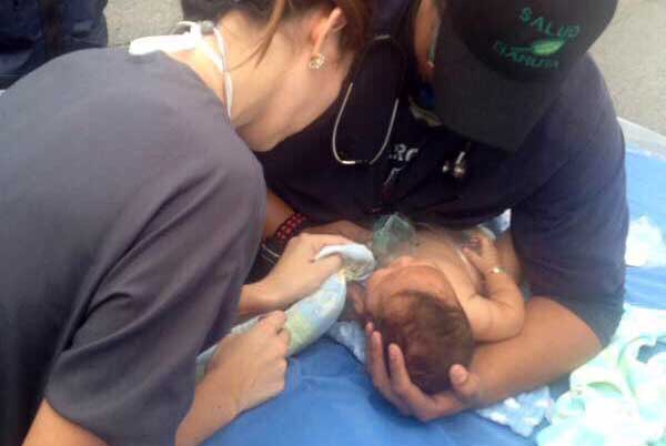 Represores lanzaron lacrimógenas a centro clínico en Las Mercedes: Hay un bebé entre los afectados | Foto: @jcajias
