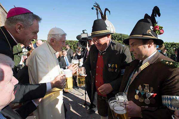 Con cerveza en mano celebró Benedicto XVI su 90 cumpleaños | Foto: EFE