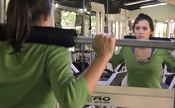 Bethania entrenando en el gimnasio en un momento del documental | Foto: El País