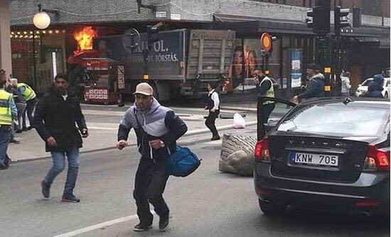 Camión arrolla a varias personas en Estocolmo | Foto: Twitter