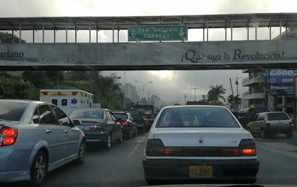 Todos los accesos a la ciudad de Caracas amanecieron restringidos este martes, según informan usuarios de la red social Twitter. | Foto: @kiklen89