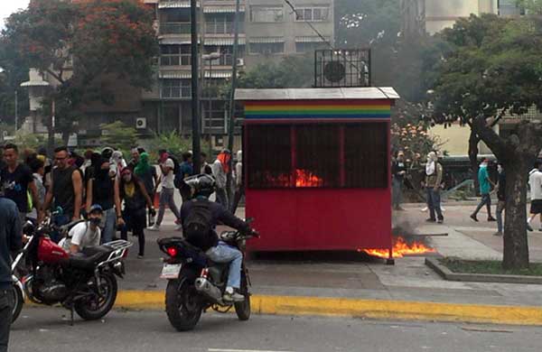 Quemaron caseta del Metro de Caracas en Altamira | Foto: Twitter