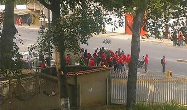 Chavistas en punto de concentración opositor en el Valle | Foto: Twitter