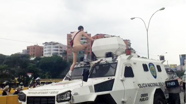 Manifestante desnudo se sube a tanqueta de la PNB | Foto: Captura