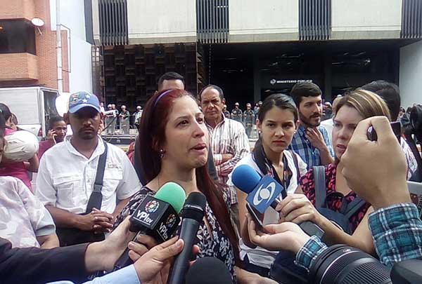 Periodista de Caracol Radio, Elyangélica González, fue agredida por efectivos de la GNB | Foto: Efecto Cocuyo
