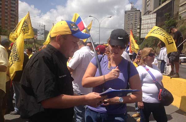 Ciudadanos firman planillas para destituir a magistrados del TSJ | Foto: Twitter