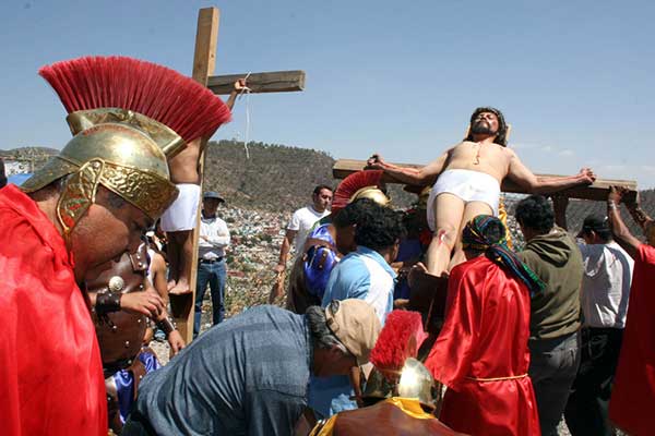 Un grupo de hombre que personifican a los romanos, con trajes típicos de los tiempos de Jesús acompañan la procesión | Foto cortesía