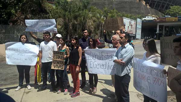 Familiares del General Ángel Vivas protestaron frente al Helicoide | Foto: Twitter