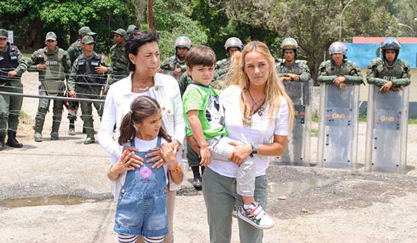 Familia de Leopoldo López a las afuera de Ramo Verde | Foto: @liliantintori