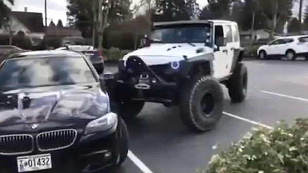 Conductor de Jeep empuja a BMW mal estacionado | Foto: captura de video