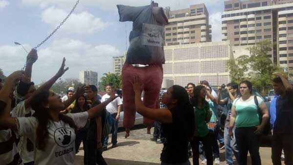 Estudiantes de Bolívar quemaron muñeco alusivo a presidente del TSJ | Foto: @Jhoalys