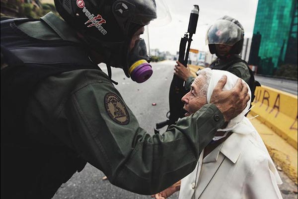 Monja Sor Esperanza junto a efectivos de la GNB | Foto: donaldobarrios Instagram