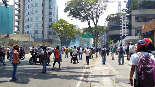 7 heridos y 2 detenidos deja hasta el momento represión a marcha opositora en Caracas | Foto: Efecto Cocuyo