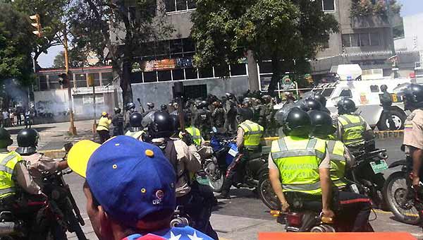 Represión en Santa Mónica, Caracas | Foto: @TomasGuanipa
