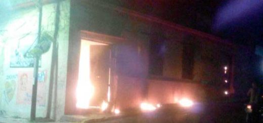Manifestantes quemaron sede del Psuv en Mérida (+Fotos)