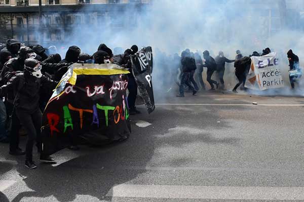 Fuertes disturbios en París dejan al menos dos policías heridos  | Créditos: AFP