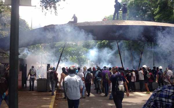 Varios heridos durante fuerte represión en la UCV | Foto: El Nacional