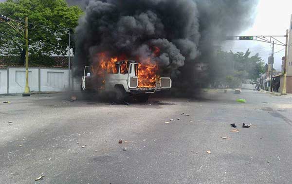 Quemaron vehículo de la GNB durante protestas en San Cristóbal | Foto: @fcarolinahr / Twitter