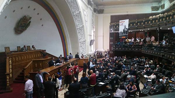 Diputados de la AN debaten convocatoria de Maduro a una Asamblea Constituyente | Foto: @AsambleaVE