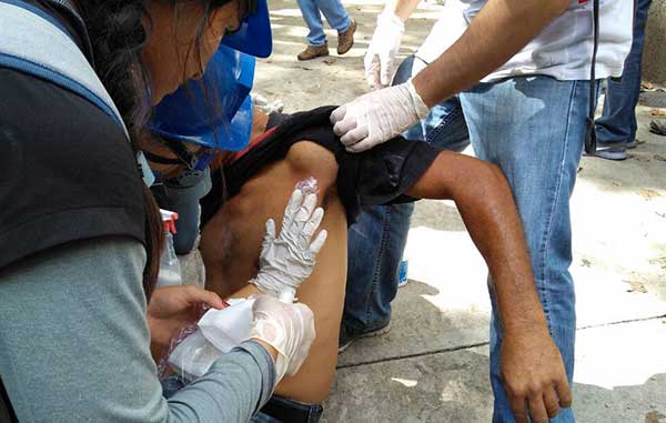 Al menos 14 manifestantes heridos han ingresado a Salud Chacao este 1° de Mayo | Foto: Efecto Cocuyo