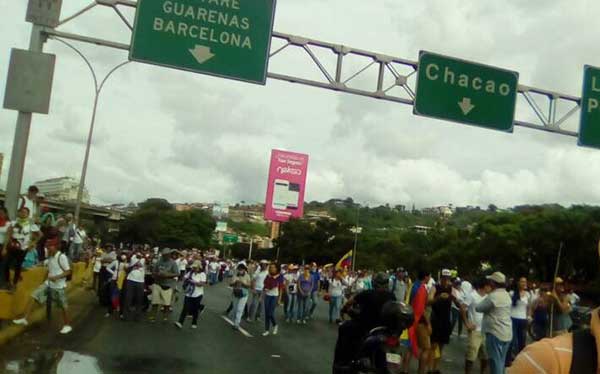 Manifestantes insisten en llegar al TSJ a través de la Francisco Fajardo | Foto: Twitter
