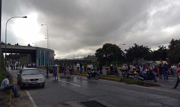 Manifestantes madrugaron en el distribuidor de Altamira este 15May | Foto: @aubrito