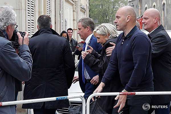A “huevazo limpio” recibieron a la candidata presidencial Marine Le Pen en el oeste de Francia | Foto: Reuters