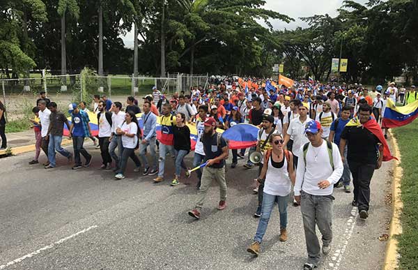 Carabobeños marchan este lunes hasta la Procuraduría General | Foto: @ENZOSCARANO