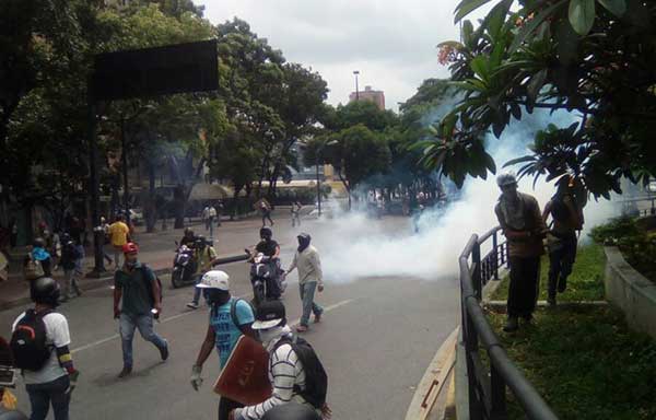 Cuerpos de seguridad lanzan bombas lacrimógenas para dispersar a manifestantes concentrados en Chacaíto | Foto: @unidadvenezuela 