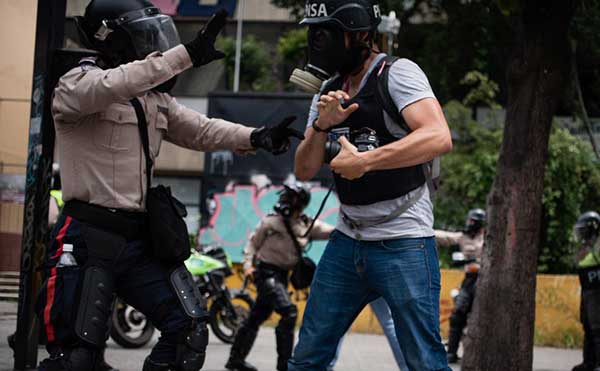 El fotoreportero Horacio Siciliano fue agredido por la PNB en Chacaito, mientras fotografiaba las detenciones a manifestantes #8Mayo | Foto: @hsiciliano